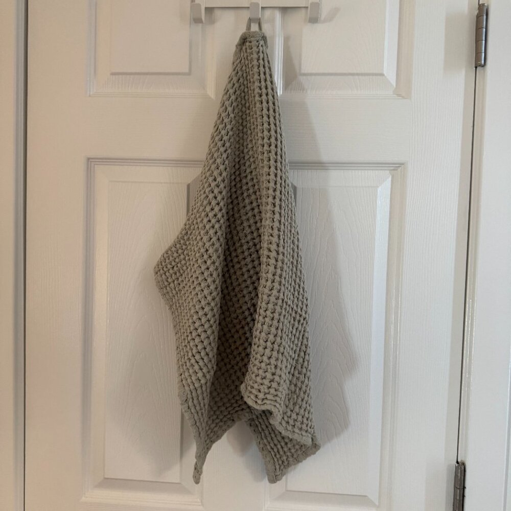 Parachute Waffle Hand Towel, in willow grey green color, NWT - Picture 3 of 10